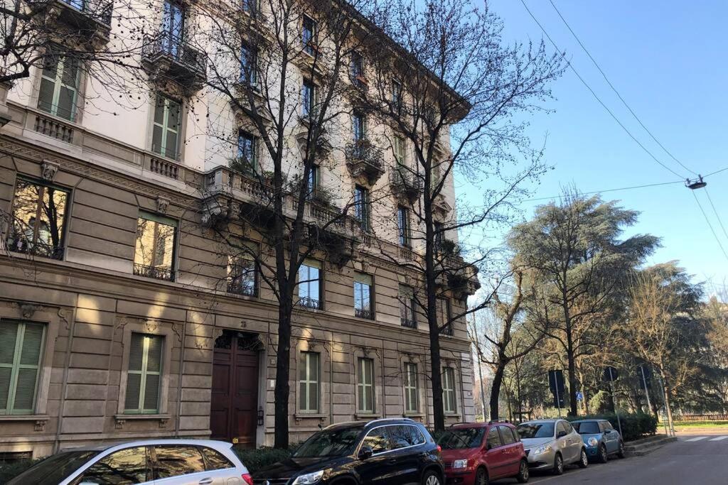 Casa Alberto Da Giussano, Elegante Bilocale In Centro Con Balcone Sul Parco Милан Экстерьер фото